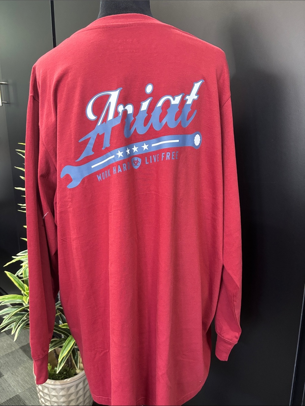 Ariat  Cotton Strong Work Hard pre-shrunk,logo back,v-neck,pocket,drop tail